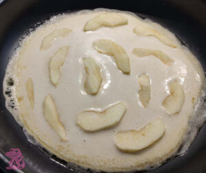 Halbgarer Pfannekuchen in der Pfanne