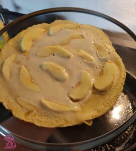 Wenden eines Pfannkuchens über den Pfannendeckel